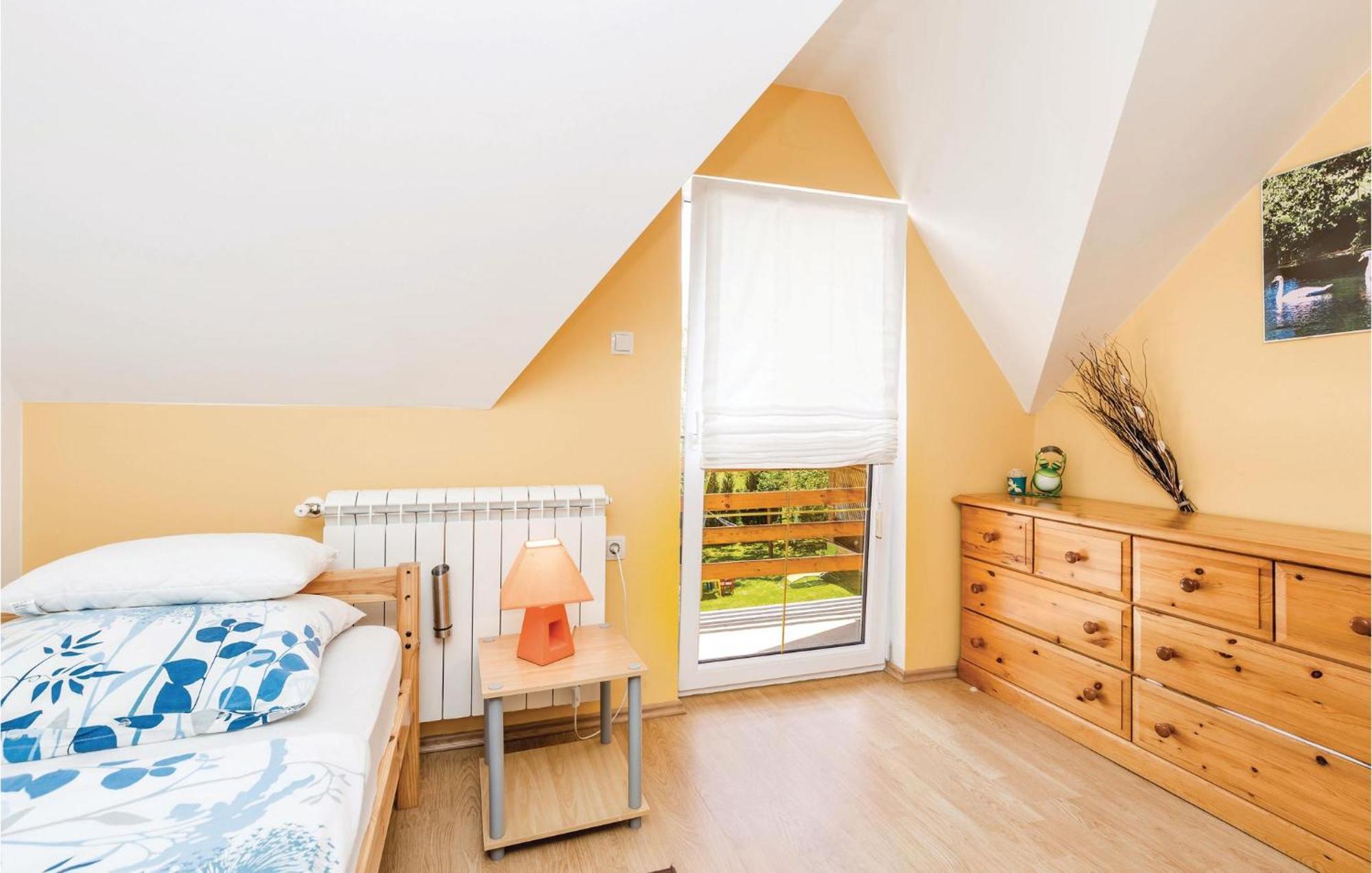 2 Bedroom Cozy Home In Licko Lesce Exterior photo