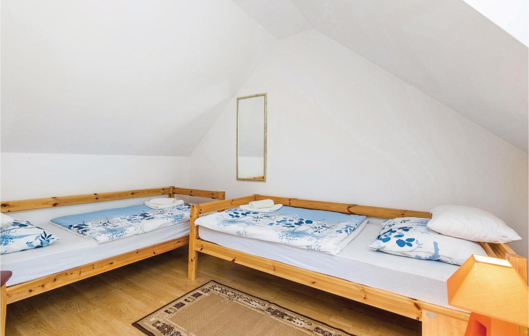 2 Bedroom Cozy Home In Licko Lesce Exterior photo
