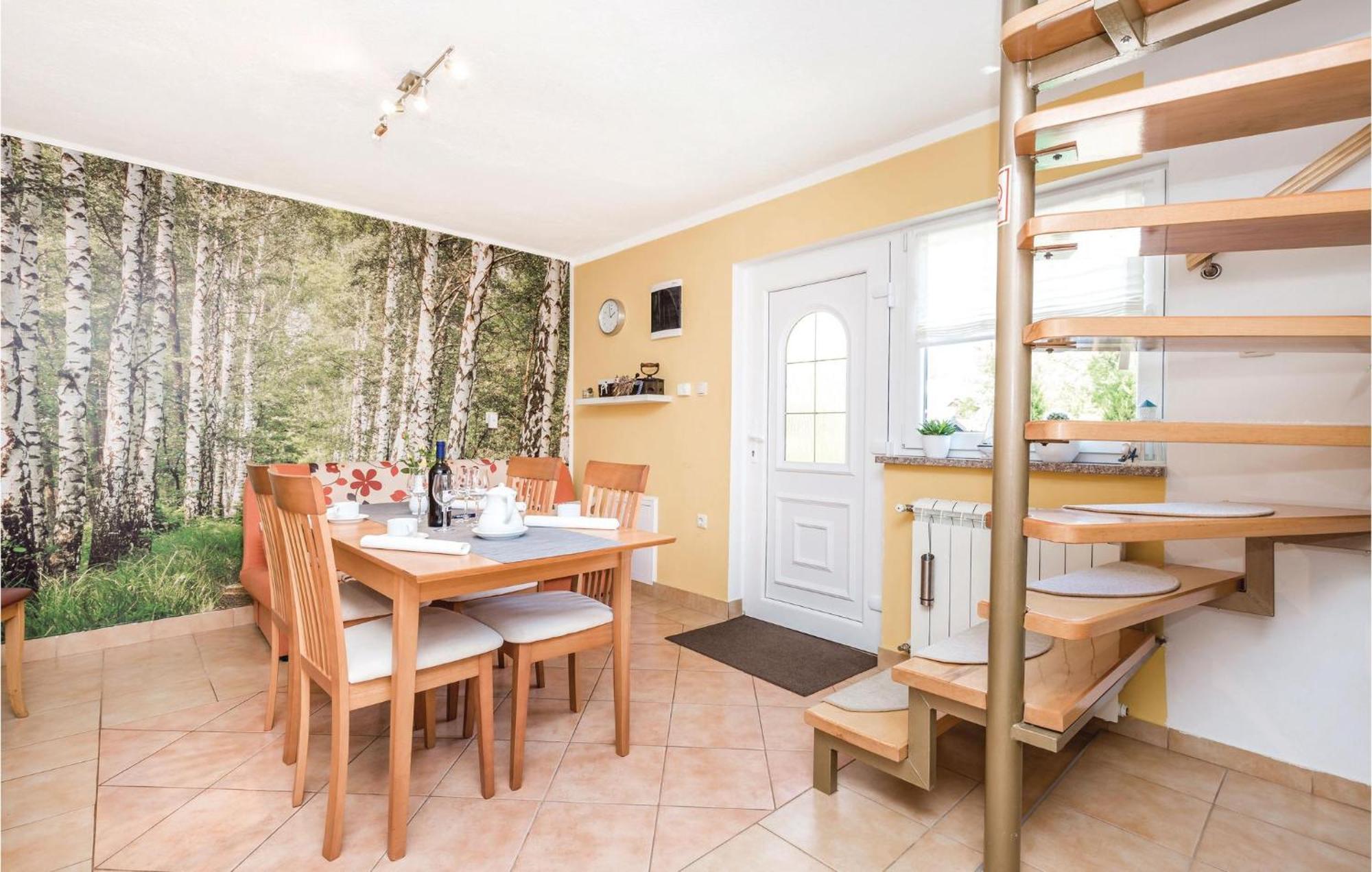 2 Bedroom Cozy Home In Licko Lesce Exterior photo