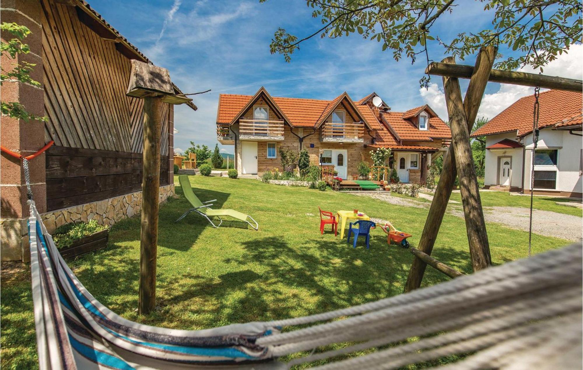 2 Bedroom Cozy Home In Licko Lesce Exterior photo