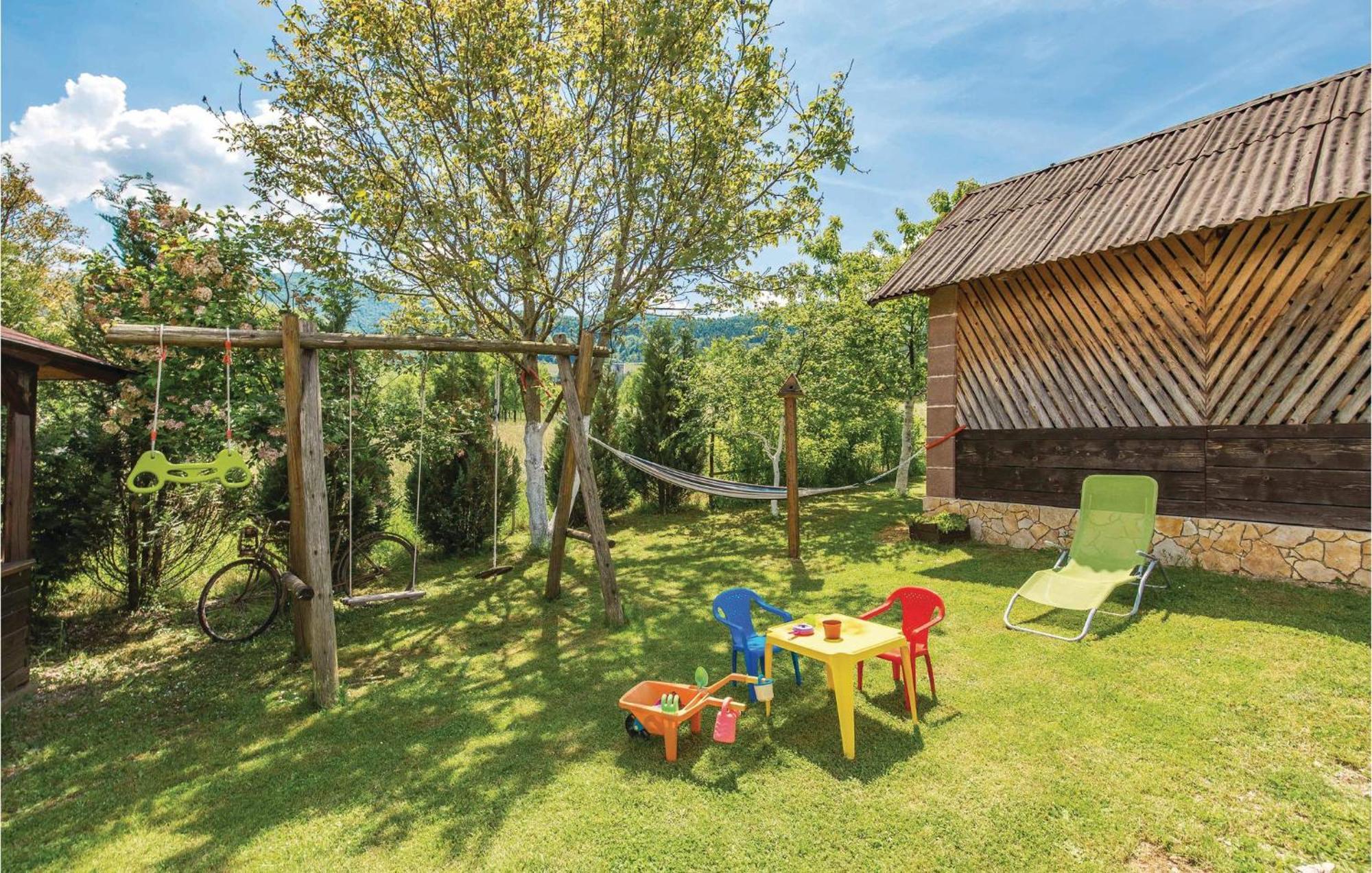 2 Bedroom Cozy Home In Licko Lesce Exterior photo