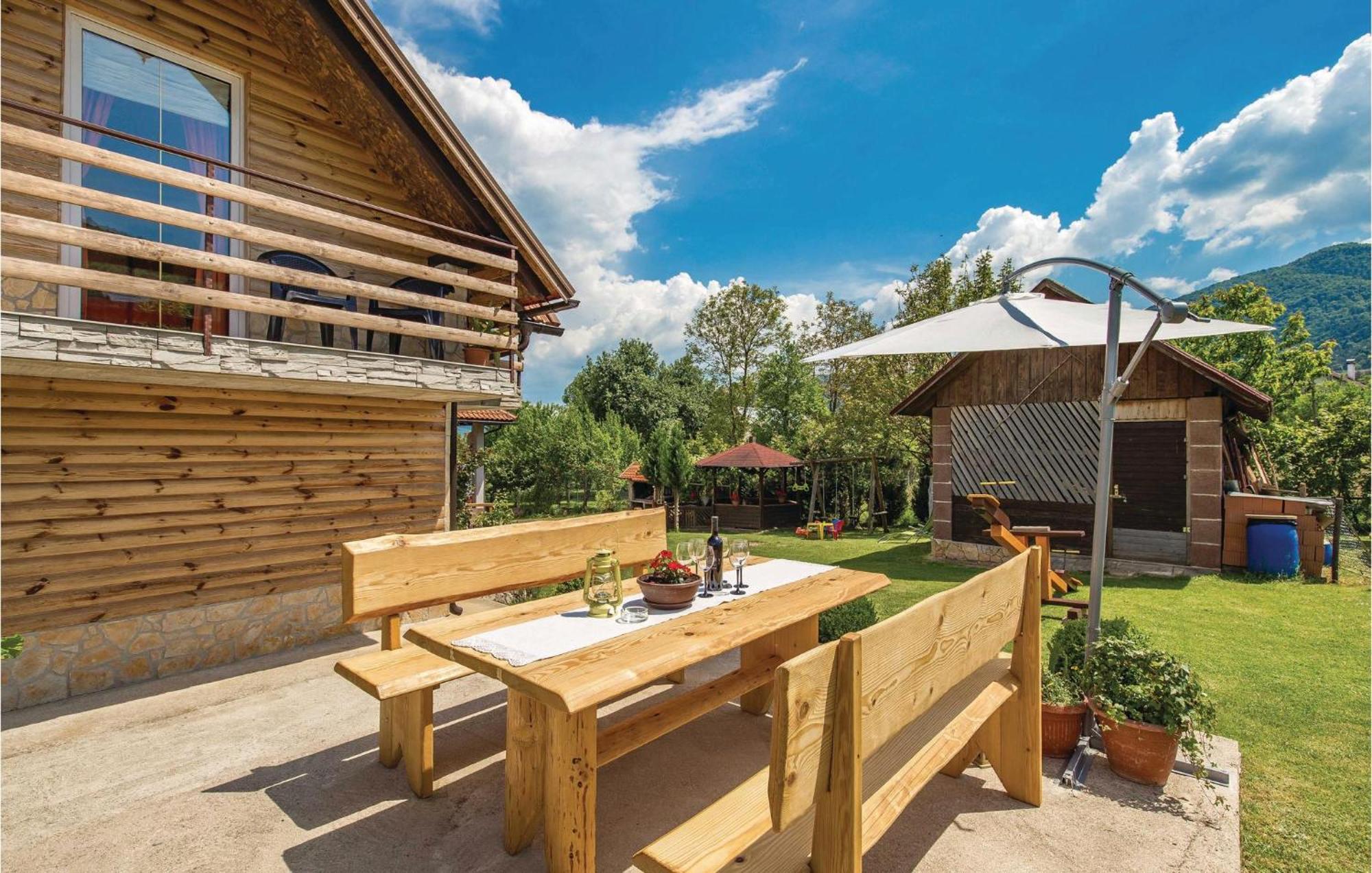 2 Bedroom Cozy Home In Licko Lesce Exterior photo