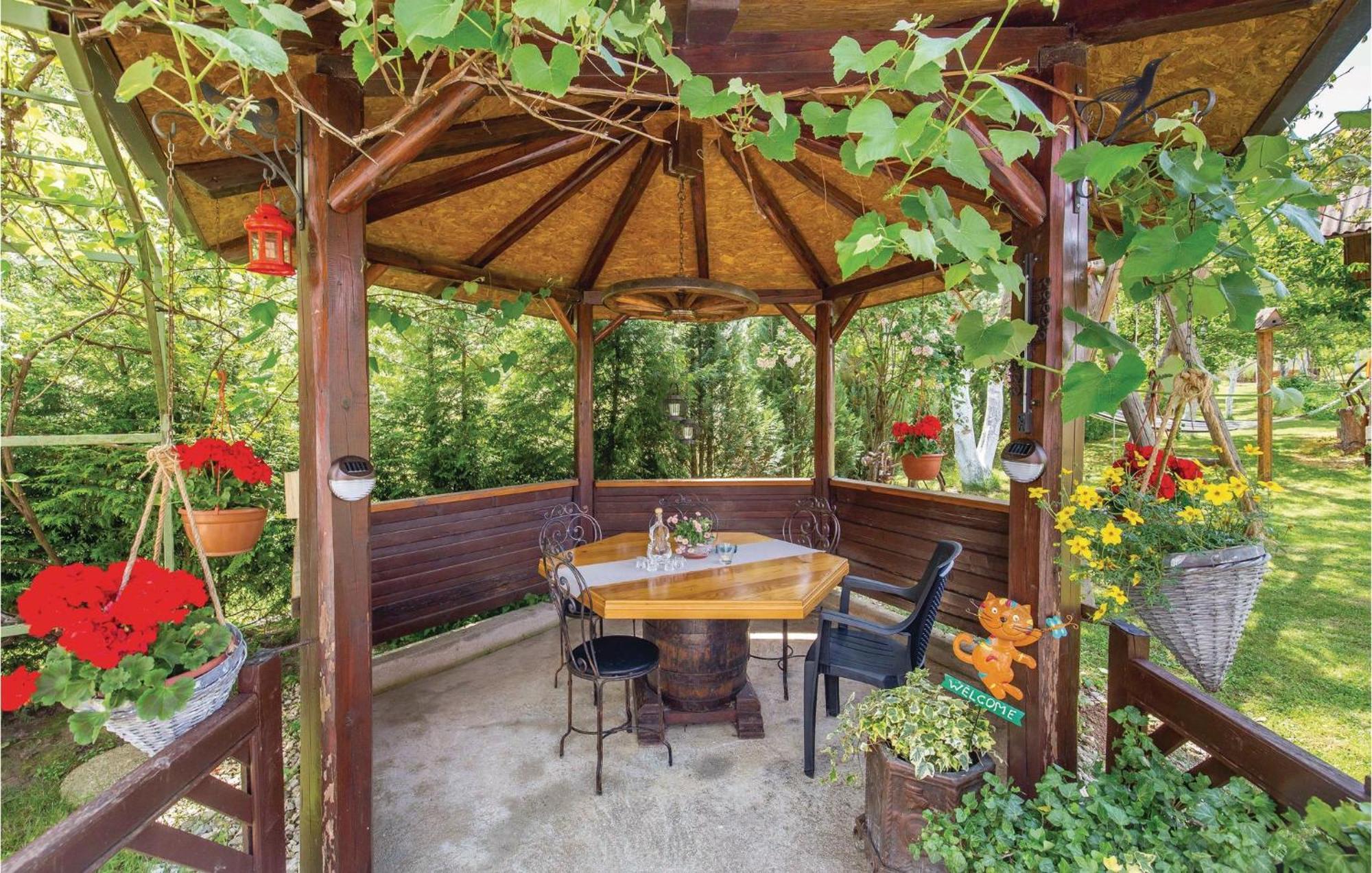 2 Bedroom Cozy Home In Licko Lesce Exterior photo