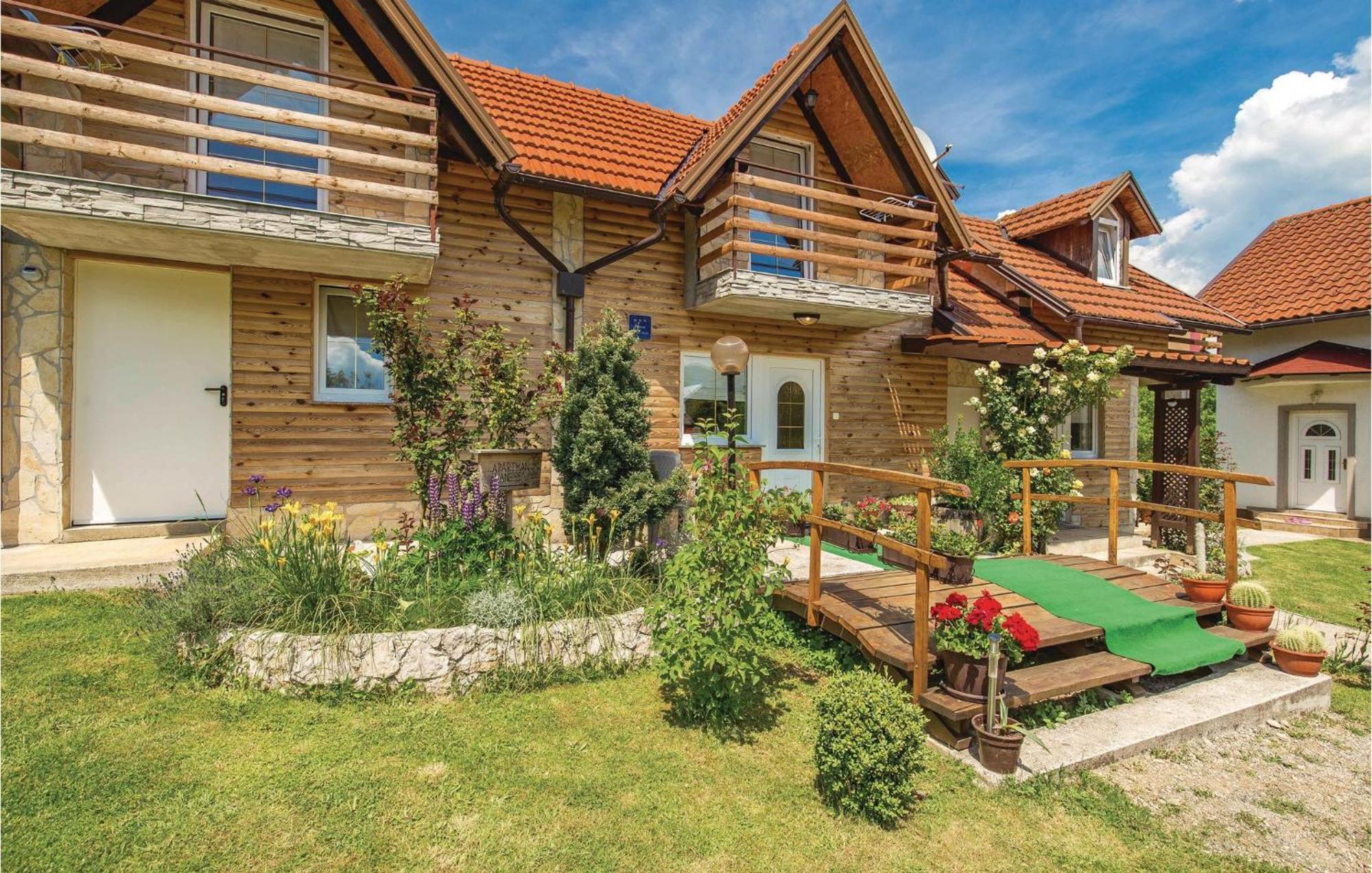 2 Bedroom Cozy Home In Licko Lesce Exterior photo