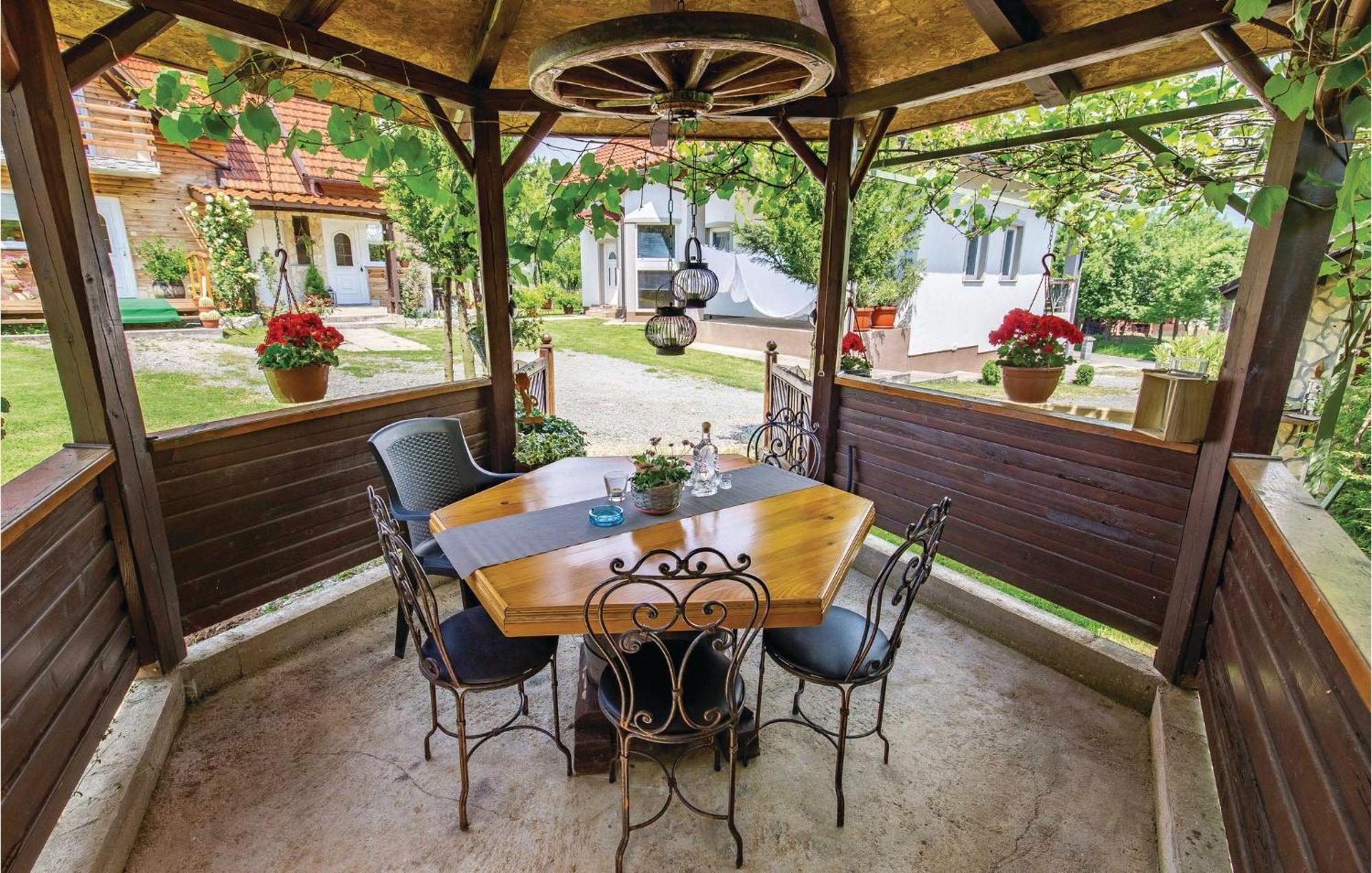 2 Bedroom Cozy Home In Licko Lesce Exterior photo